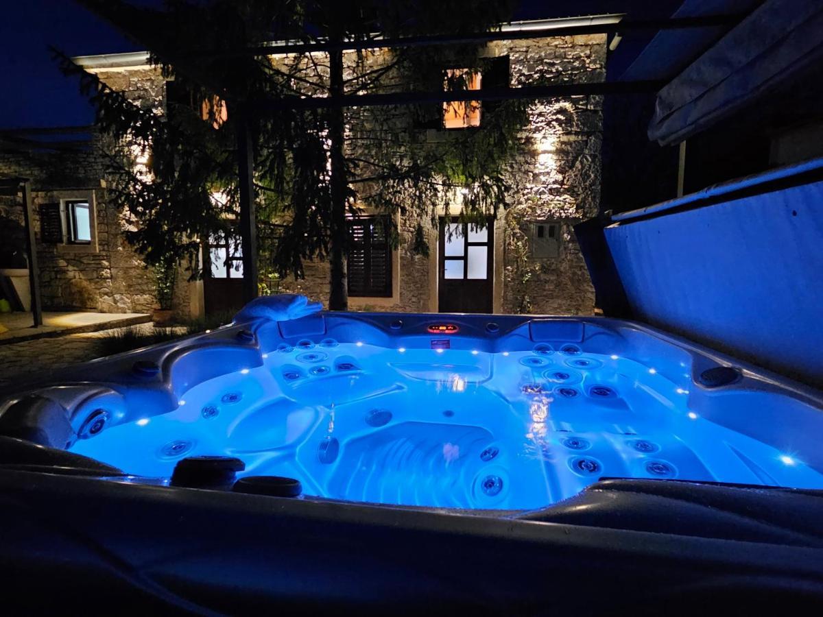 Villa Stonehouse Ana With Jacuzzi Rovinj-Krmed Extérieur photo